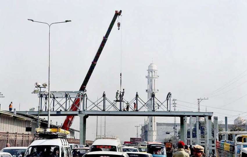 پشاور: مزدور کے ٹی ایچ ہسپتال کے سامنے پل کے تعمیراتی کام ..