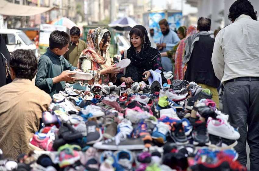لاہور: خواتین لنڈا بازار سے جوتے پسند کر رہی ہیں۔