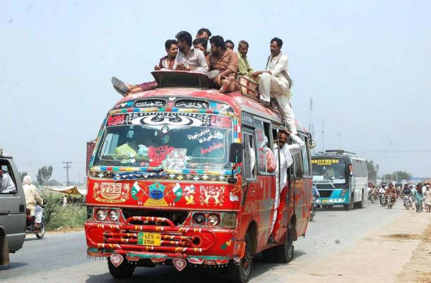 فیصل آباد: عید اپنے پیاروں کے ساتھ منانے کے لیے شہری بس پر ..