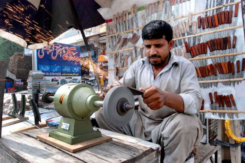 اسلام آباد: عیدالاضحی کی آمد کے موقع پر دکاندار ٹوکہ بنا ..