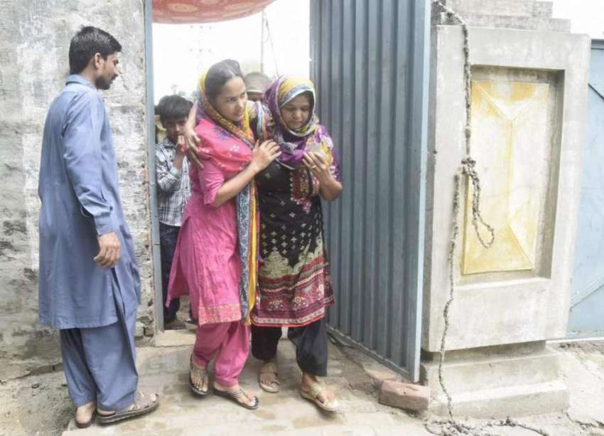 لاہور: عام انتخابات 2018  حلقہ این اے128میں ایک بیمار خاتون ..