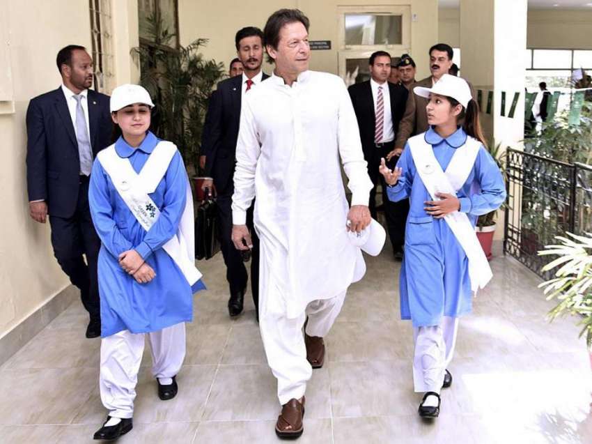 اسلام آباد: وزیر اعظم عمران خان ”Cleen & Green Pakistan“مہم کے دوران ..