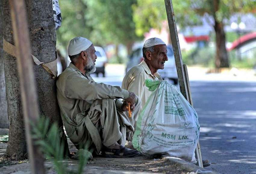 اسلام آباد: وفاقی رارالحکومت میں دو مزدور درخت کے سائے تلے ..