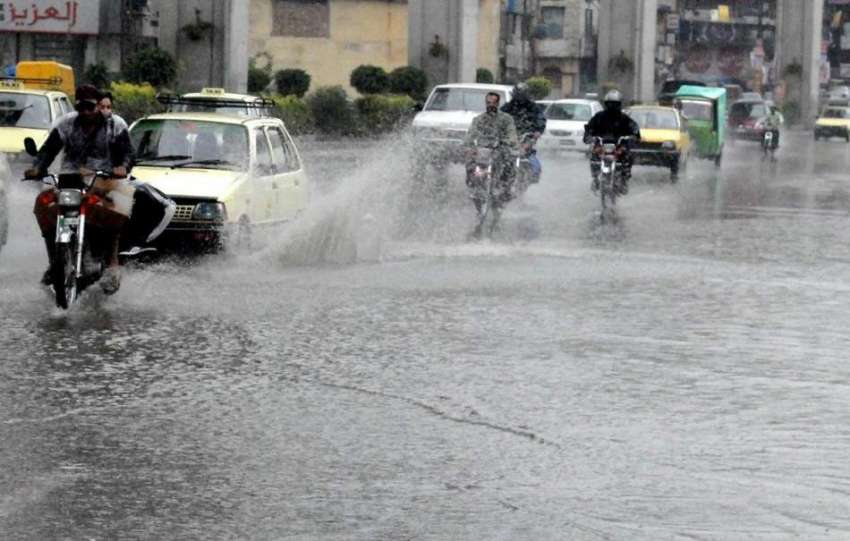 راولپنڈی: مری روڈ پر بارش کے جمع پانی سے گاڑیاں گزر رہی ہیں۔