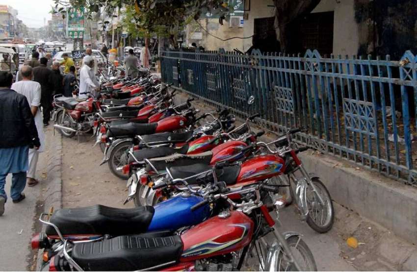 راولپنڈی: فوارہ چوک ٹریفک پولیس چوکی کے باہر فٹ پاتھ پر کھڑے ..