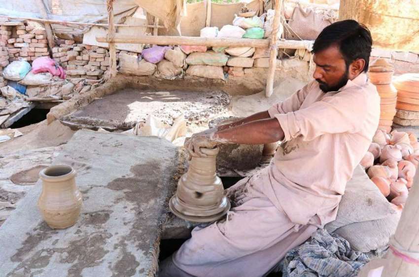 حیدر آباد: کمہار روایتی انداز سے مٹی کی اشیاء بنا رہا ہے۔