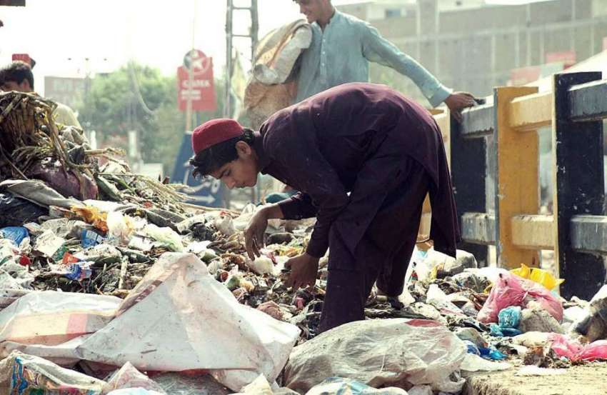 پشاور: خانہ بدوش نوجوان کچرے کے ڈھیر سے کارآمد شیاء تلاش ..