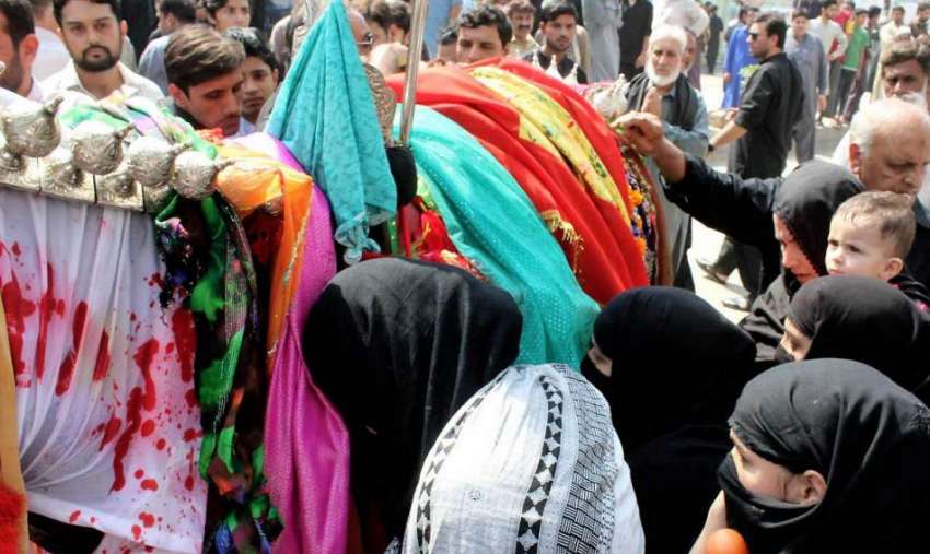 پشاور: نویں محرم الحرام کے مرکزی جلوس میں شریک خواتین ذوالجناح ..