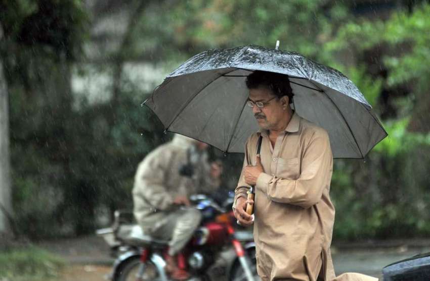 اسلام آباد: وفاقی دارالحکومت میں ایک شہری نے بارش سے بچنے ..