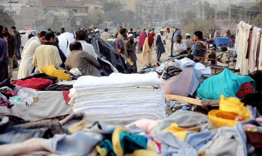 راولپنڈی: موسم سرد ہونے کے بعد لوگں کی بڑی تعداد گرم کپڑے ..