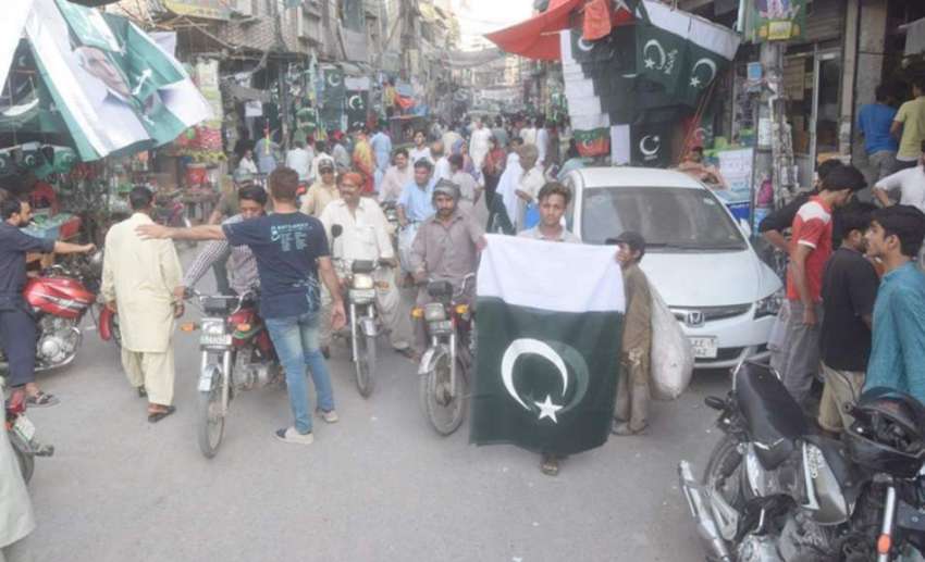 لاہور: اردو بازار میں خریداری کے لیے آنیوالوں کے رش کا منظر۔