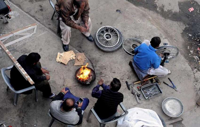 راولپنڈی: سردی کی شدت کم کرنے کے لیے دکانداروں نے آگ جلا ..