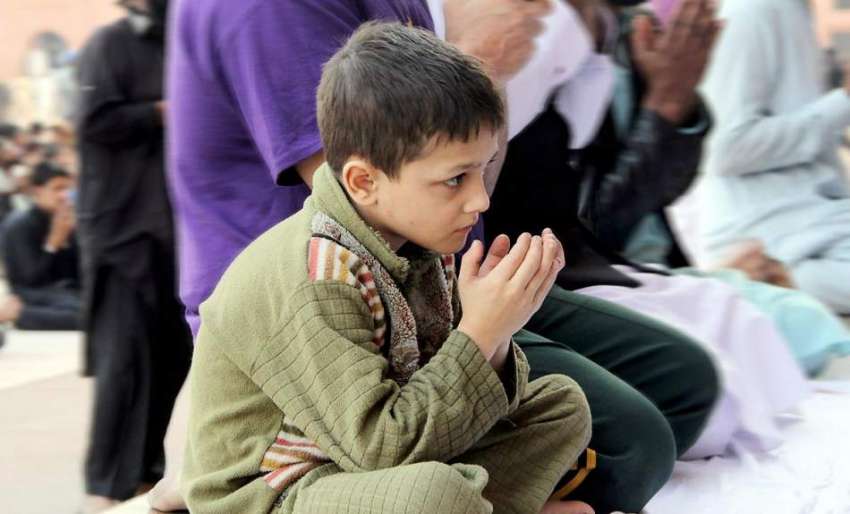 لاہور: بادشاہی مسجد میں بچہ نماز جمعہ کی ادائیگی کے بعد دعا ..