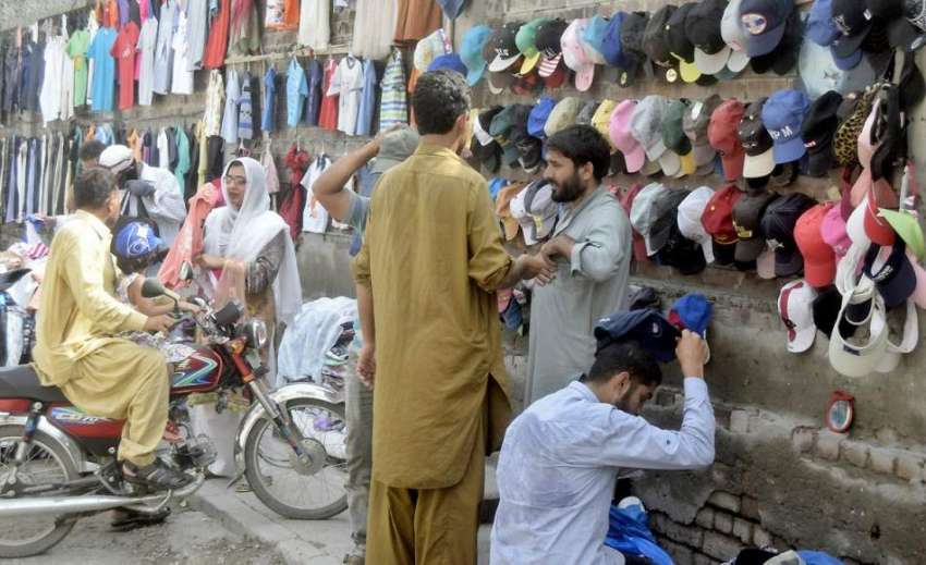 لاہور: شہری دوھوپ سے بچنے کے لیے ٹوپیاں خرید رہے ہیں۔