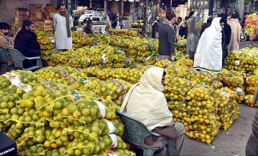 راولپنڈی: دکاندار فروٹ منڈی میں مسمی فروخت کے لیے سجائے ..