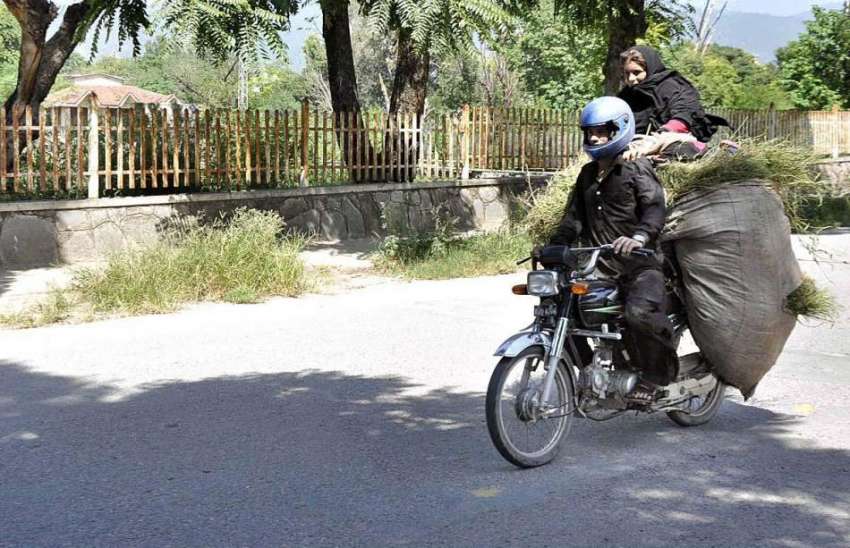 اسلام آباد: خاتون موٹر سائیکل پر رکھے گئے گھاس کے اوپر خطرناک ..