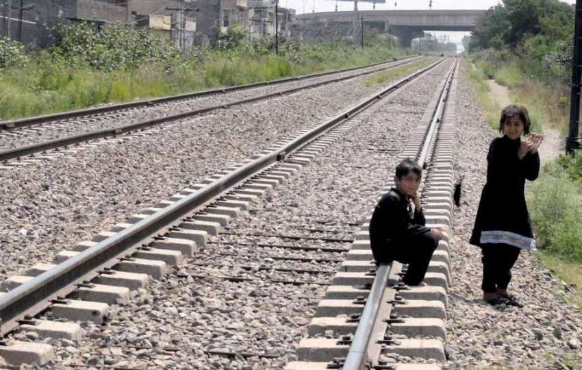 راولپنڈی: بچے کسی خطرے سے بے خبر ریلوے ٹریک پر بیٹھے ہیں۔