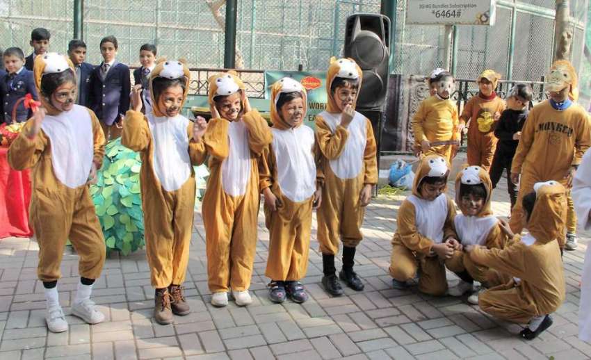 لاہور: بندروں کے عالمی دن کے موقع پر چڑیا گھر میں مقامی سکول ..
