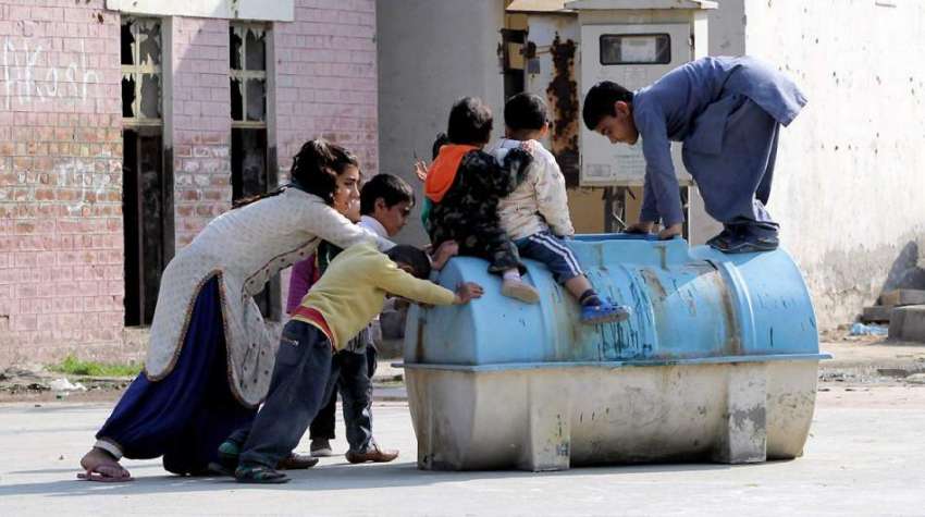 لاہور: بچے پانی کی ٹینکی کے ساتھ کھیل کود میں مصروف ہیں۔