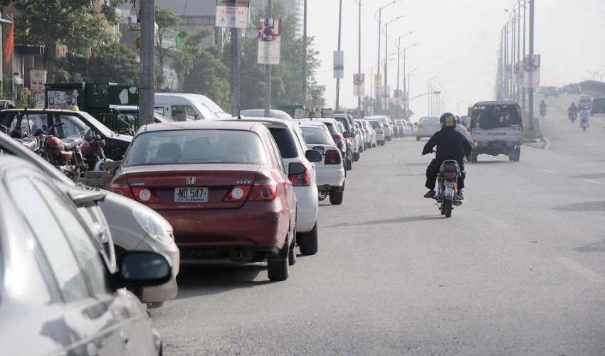 اسلام آباد: جناح ایونیو مین روڈ پر پارکنگ کی گئی گاڑیاں مثالی ..
