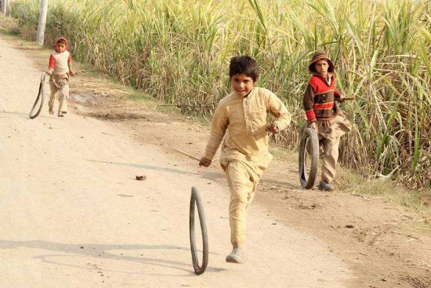 لاہور: نواحی علاقے میں بچے کھیل رہے ہیں۔