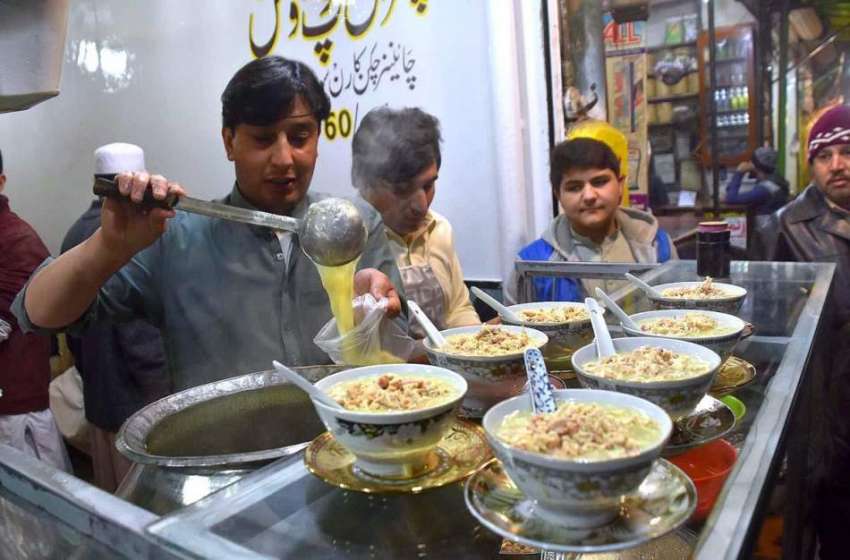 پشاور: سردی کی شدت میں اضافے کے بعد ایک دکاندار سوپ فروخت ..