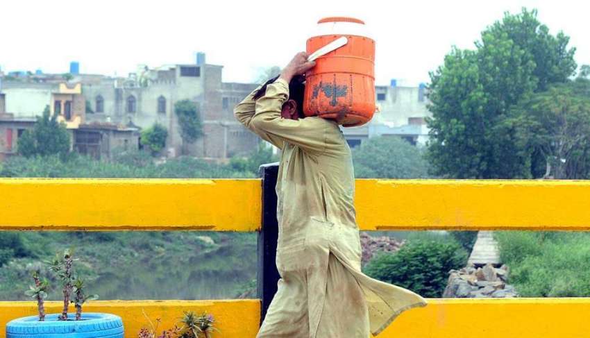 راولپنڈی: پانی کے قلت کے باعث شہری دور دراز سے پینے کے لیے ..