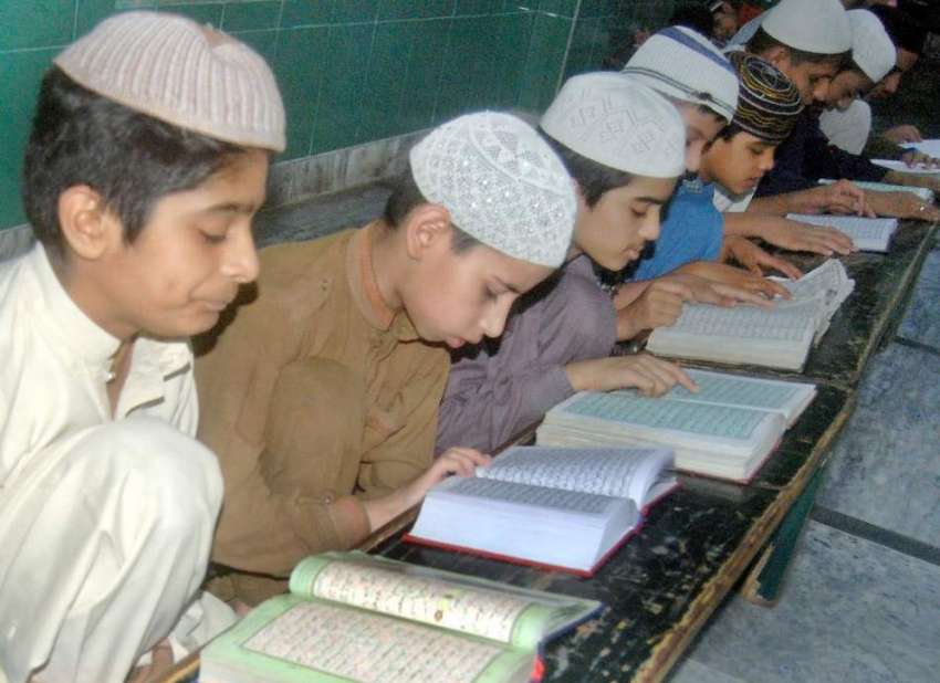 لاہور: مسجد میں بچے قرآن مجید کی تلاوت کر رہے ہیں۔