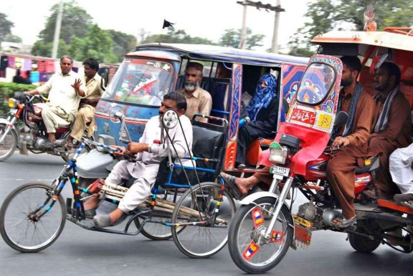 فیصل آباد: چنگچی رکشہ ڈرائیور ایک معذور شخص کی سائیکل کو ..