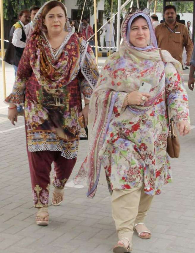 لاہور: خواتین اراکین صدارتی انتخاب میں ووٹ کاسٹ کرنے کے ..
