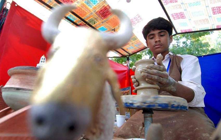 فیصل آباد: نوجوان کمہار روایتی انداز سے مٹی کی اشیاء بنا ..