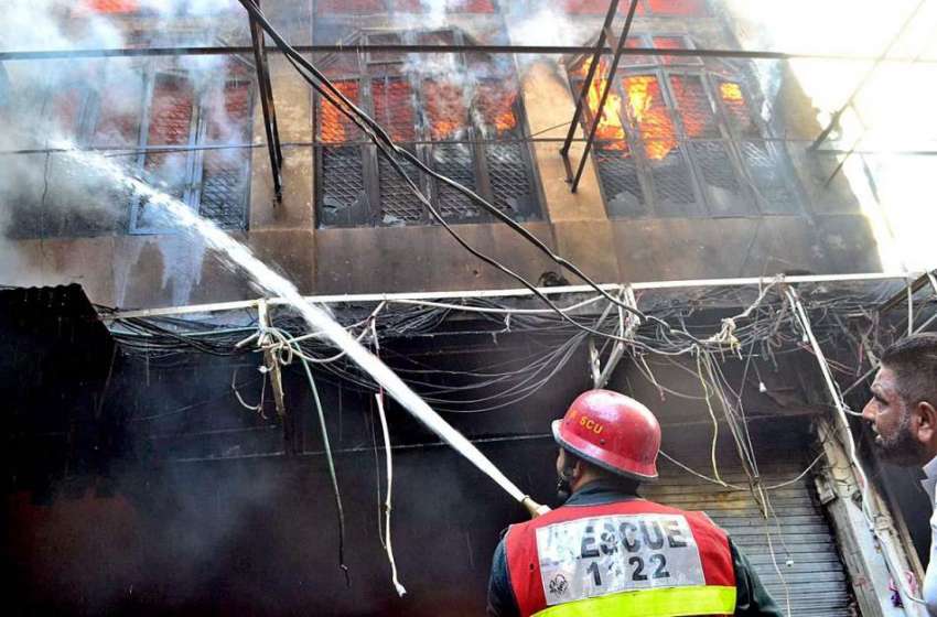 سرگودھا: ریسکیو 112کے اہلکا کپڑا مارکیٹ میں لگی آگ بجھانے ..
