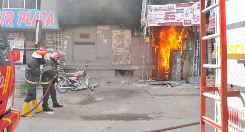 راولپنڈی: چاندنی چوک میں لگی آگ کو ریسکیو اہلکار بجھانے ..