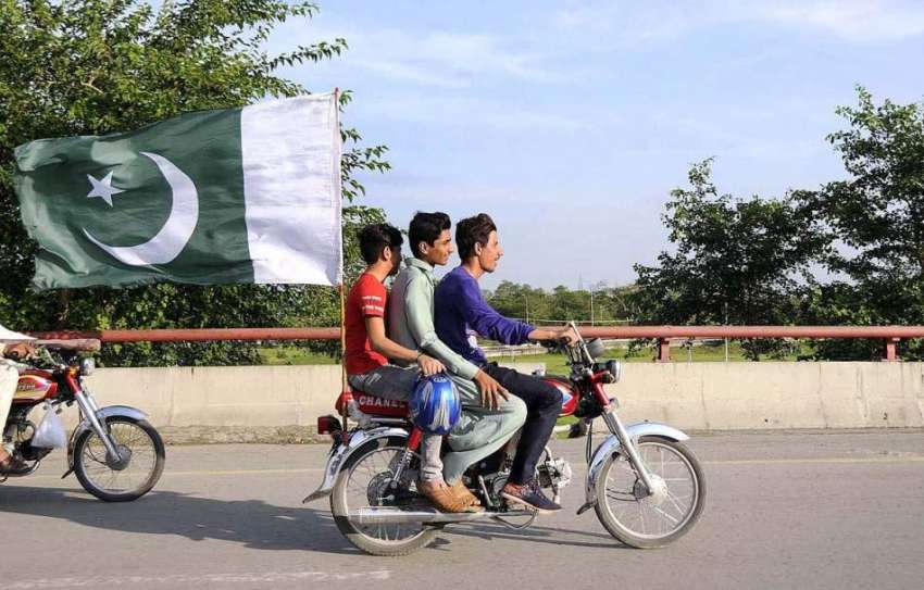 اسلام آباد: یوم آزادی کی آمد کے موقع پر نوجوان موٹر سائیکل ..