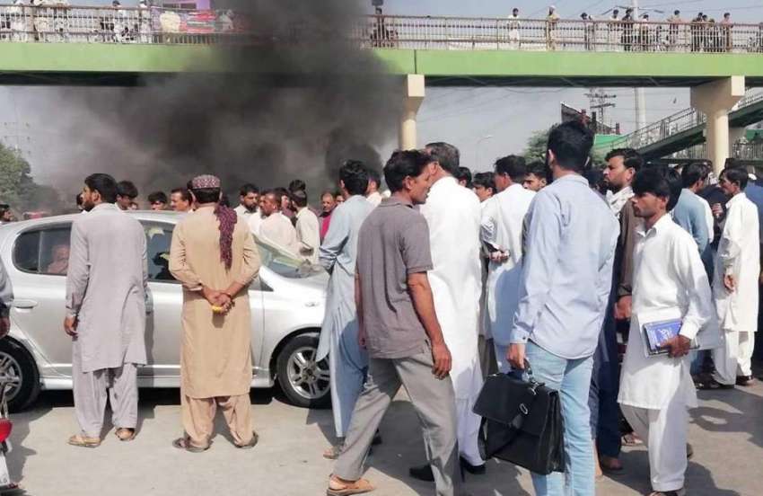 راولپنڈی: کچہری چوک کے قریب شہری نجی ہسپتال کے خلاف احتجاج ..