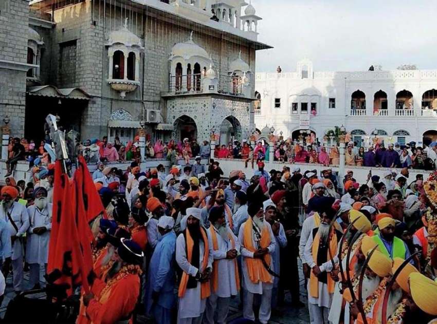 راولپنڈی: حسن ابدال پنجہ صاحب میں سکھ یاتری اپنی مذہبی رسومات ..