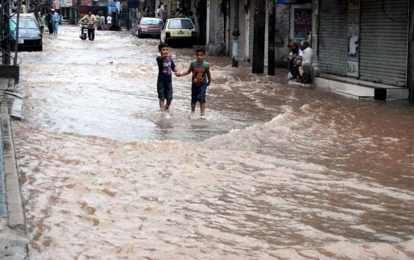 راولپنڈی: شدید بارش کے بعد ڈھوک کھبہ روڈ تالاب کا منظر پیش ..