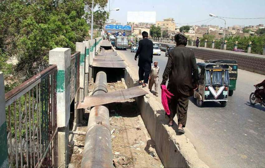 حیدر آباد: شہری ٹوٹے ہوئے فٹ پاتھ کی دیوار پر چلنے پر مجبور ..