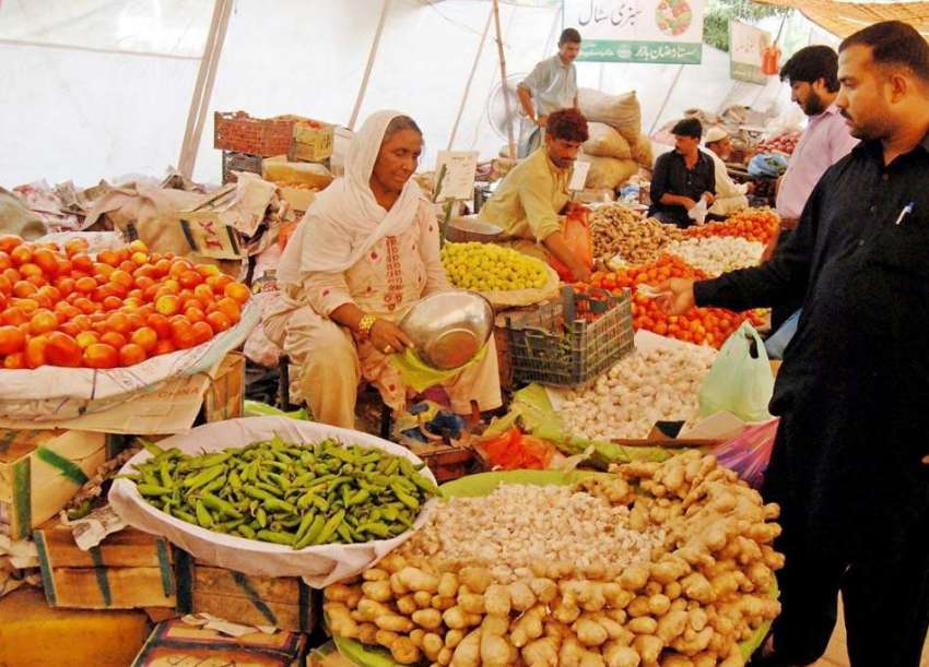 راولپنڈی: شمس آباد سستا رمضان بازار سے شہری خریداری کر رہے ..