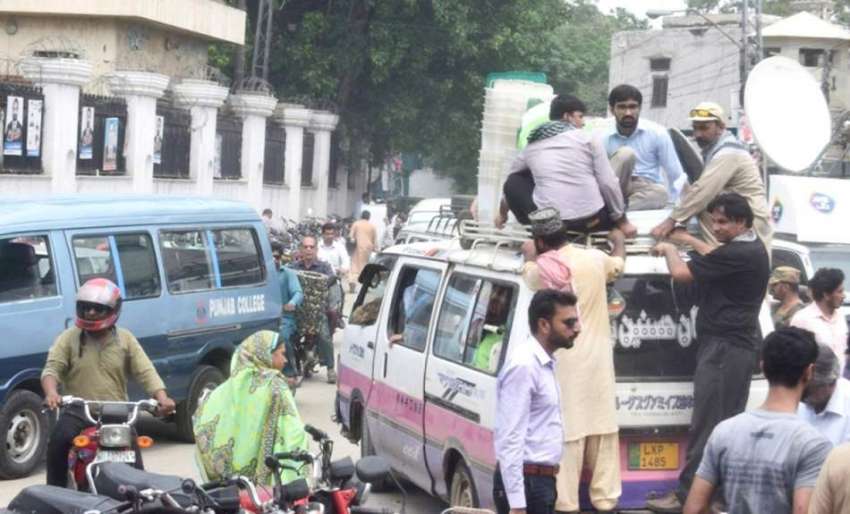 لاہور: عام انتخابت کے لیے پولنگ کا سامان ویگن میں رکھ کر ..