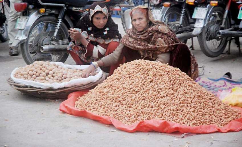 لاہور:خواتین مال روڈ پر مونگ پھلی اور اخروٹ بیچ رہی ہیں۔