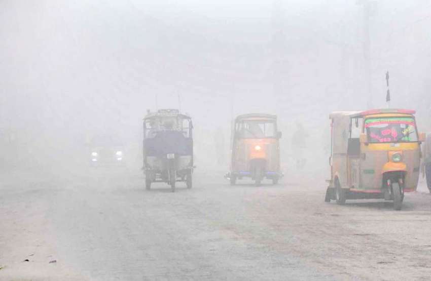 پشاور: گہری دھند نے شہر کو اپنی لپیٹ میں لے رکھا ہے۔