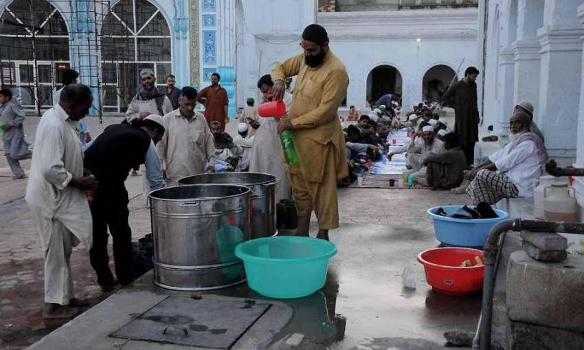 راولپنڈی: جامعہ مسجد میں انتظامیہ روزے داروں کے لیے مشروبات ..