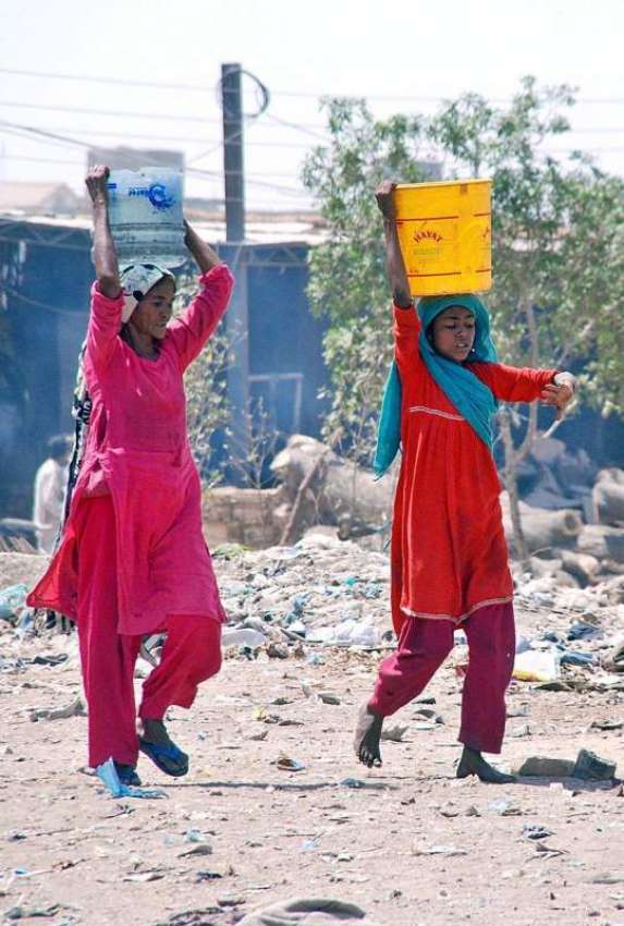 حیدر آباد: خانہ بدوش خواتین بالٹیوں میں پینے کے لیے پانی ..