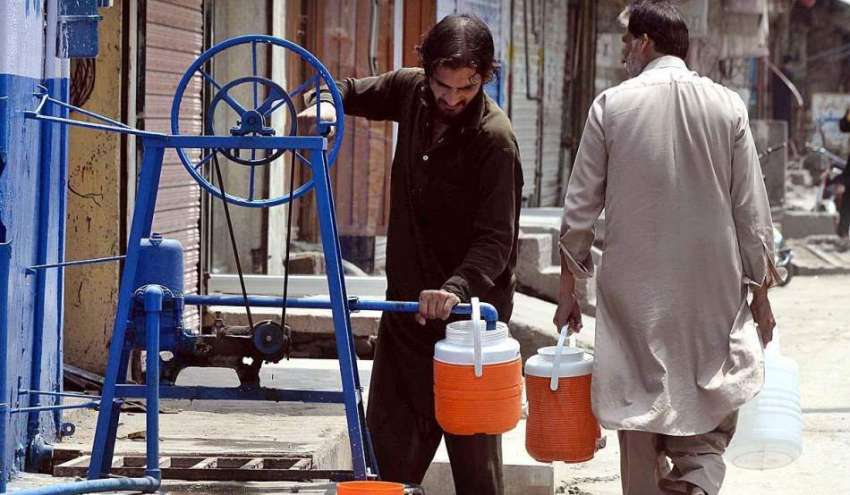 راولپنڈی: شہری ہینڈ پمپ سے پینے کے لیے پانی بھر رہا ہے۔