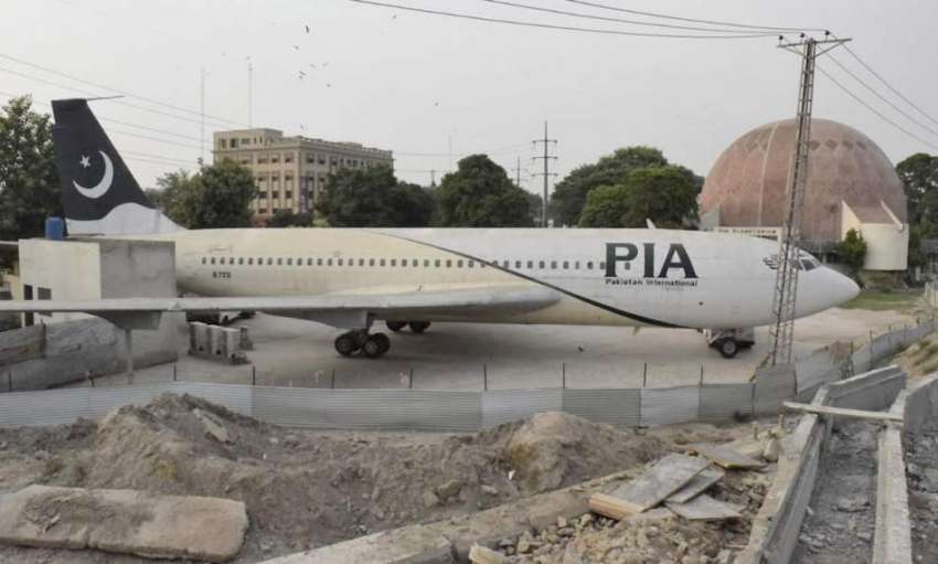 لاہور: چوبرجی کے قریب تفریح کے لیے کھڑے پی آئی اے کے جہاز ..
