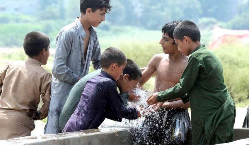 راولپنڈی: بچے لیک ہونیوالے پانی کے پائپ سے پانی پی رہے ہیں۔