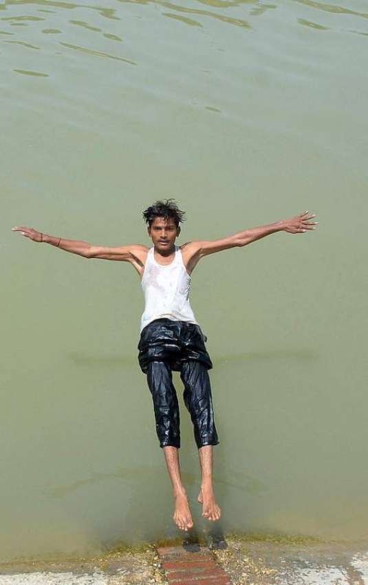 حیدرآباد: نوجوان خطرناک انداز سے نہر میں جمپ لگا رہا ہے جو ..