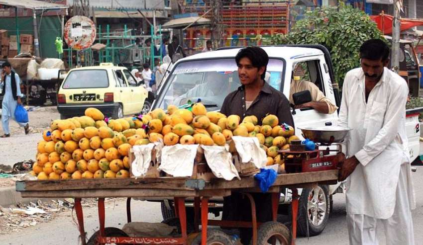 اسلام آباد: ریڑھی بان پھیری لگا کر آم فروخت کر رہا ہے۔