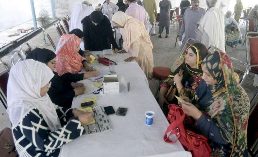لاہور: حاجی کیمپ میں ویکسی نیشن کے لیے آ نے والے عازمین حج ..